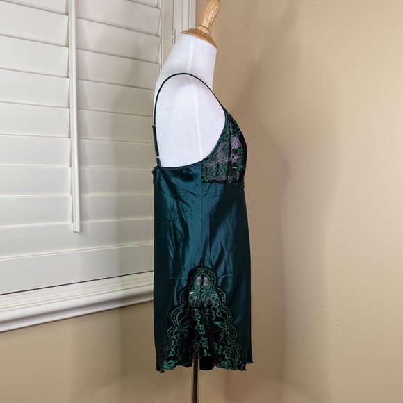 💚 Luxurious Green Lace Chemise - Picture 3 of 10